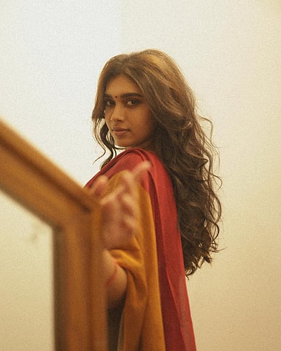 பொட்டு வைத்த ஒரு வட்ட நிலா!