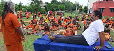 சாதுக்களுக்கு யோகாசனப் பயிற்சி