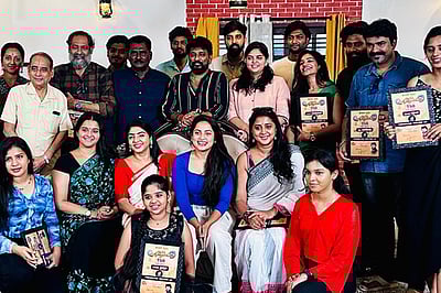 நிறைவுற்ற தருணத்தில் எதிர்நீச்சல் தொடர் குழு!