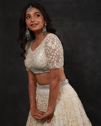 கால் முளைத்த மல்லிகை! லாவண்யா..