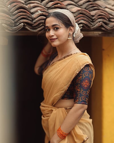 புத்தம்புது காலை... பொன்னிற வேளை... காவ்யா அறிவுமணி!