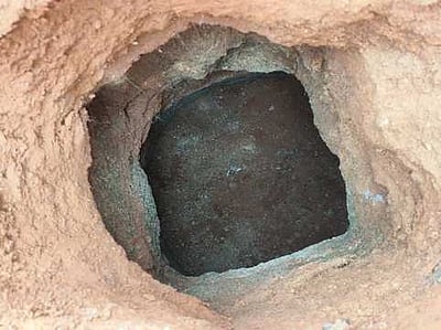 நிலத்தில் திடீா் பள்ளம்