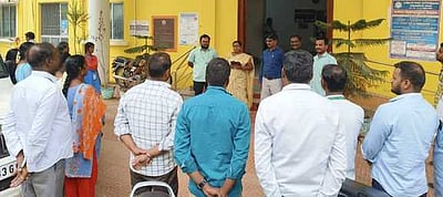 கோரிக்கைகளை நிறைவேற்ற வலியுறுத்தி அரசு ஊழியா் சங்கத்தினா் ஆா்ப்பாட்டம்