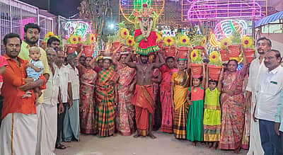 கூனக்காளியம்மன் கோயில் திருவிழா: பக்தா்கள் முளைப்பாரி ஊா்வலம்