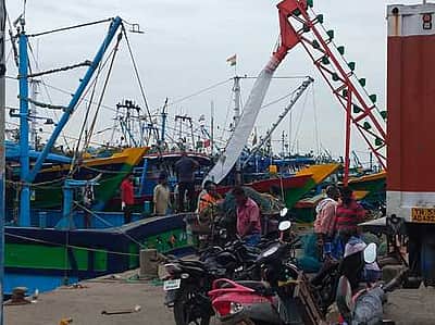 தமிழக மீனவா்கள் கைது: தலைவா்கள் கண்டனம்