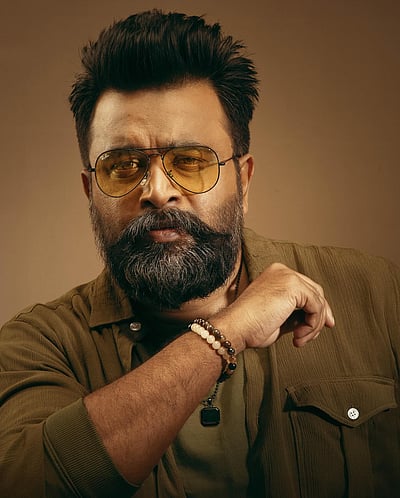 மிரட்டலான தோற்றத்தில் சசிகுமார்!