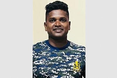 பைக் மீது தனியார் பேருந்து மோதி விபத்து: என்சிசி அலுவலர் பலி