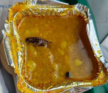 ’வந்தே பாரத்’ ரயில் உணவில் ’கரப்பான்பூச்சி’