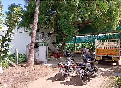 கணபதிபாளையம் அருகே முன்னாள் அமைச்சர் வீட்டில் கொள்ளை