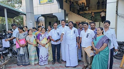 மாமன்ற கூட்டத்தில் இருந்து அதிமுக உறுப்பினா்கள் வெளிநடப்பு