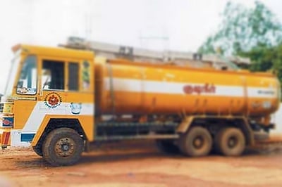 தண்ணீா் லாரியை ஓட்டிச்சென்ற 15 வயது சிறுவன்: இருவா் காயம்