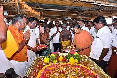 சிவகங்கை மன்னா் சசிவா்ண 
முத்துவடுகநாதா் குருபூஜை