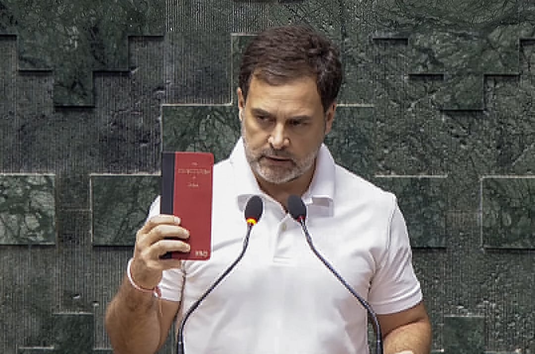 அரசமைப்புப் புத்தகத்தை கையிலேந்தி எம்.பி.யாக பதவியேற்றார் ராகுல்