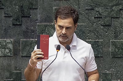 அரசமைப்புப் புத்தகத்தை கையிலேந்தி எம்.பி.யாக பதவியேற்றார் ராகுல்