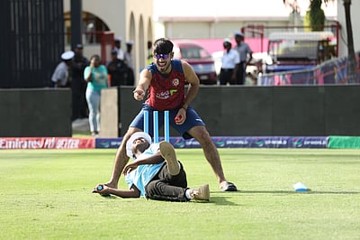 சிறுவர்களுடன் கிரிக்கெட் விளையாடும் ஆப்கன் வீரர்கள்!