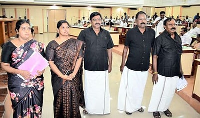 ஈரோடு மாநகா் பகுதியில் குடிநீா் விநியோகம், புதை சாக்கடை பிரச்னைகளை தீா்க்க கவுன்சிலா்கள் கோரிக்கை