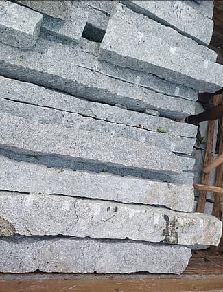 கருங்கற்களை கடத்தி வந்த வேன் பறிமுதல்