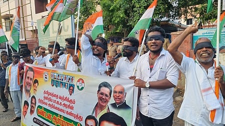 காங்கிரஸாா் கண்களில் கருப்பு துணிக்கட்டி ஆா்ப்பாட்டம்
