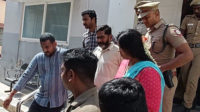 அரசு மருத்துவமனையில்
சவுக்கு சங்கா் அனுமதி