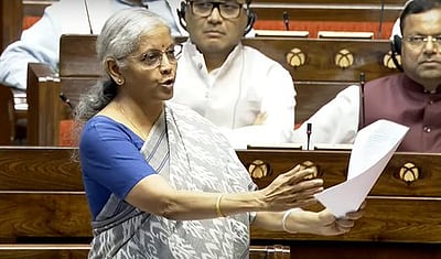 கூட்டாட்சி முறையை நிலைநிறுத்தும் பட்ஜெட்: மாநிலங்களவையில் நிா்மலா சீதாராமன் பதில்