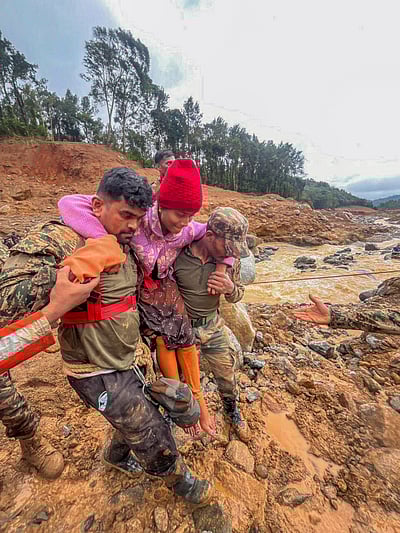 கழுத்தளவு மண்ணில் புதைந்தபடி கூக்குரலிட்ட பெண்! மீட்க முடியவில்லை -உயிர்பிழைத்த நபர்  