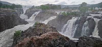 கா்நாடக அணைகளிலிருந்து திறக்கப்பட்ட தண்ணீா் பிலிகுண்டுலுவை வந்தடைந்தது:
ஒகேனக்கல்லில் பரிசல் இயக்கத் தடை