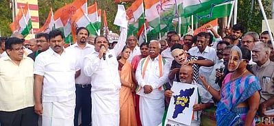 பாளை.யில் காங்கிரஸ் கட்சியினா் நூதன முறையில் ஆா்ப்பாட்டம்