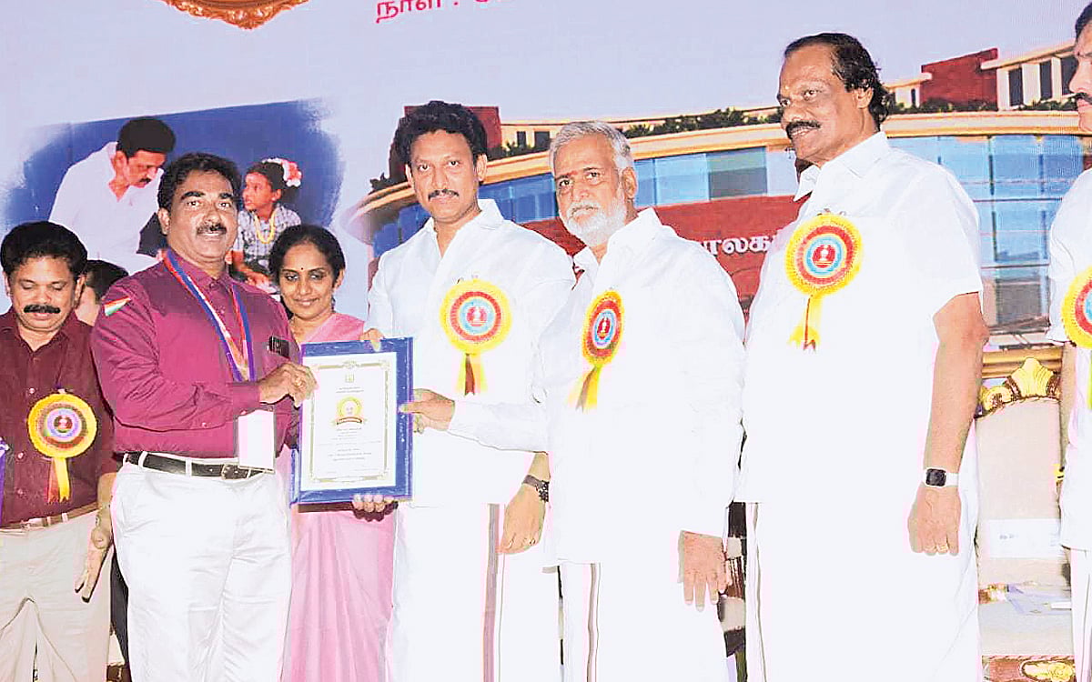 மாணவர்களை நல்வழிப்படுத்தும் ஆசிரியர்...