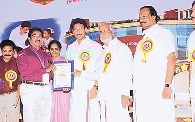 மாணவர்களை நல்வழிப்படுத்தும் ஆசிரியர்...