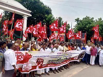 கட்டுமானத் தொழிலாளா்கள் ஆா்ப்பாட்டம்