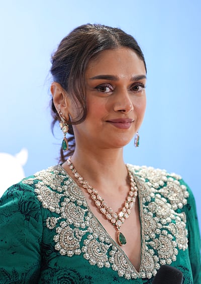 புன்ன(ந)கை! அதிதி ராவ் ஹைதரி ...