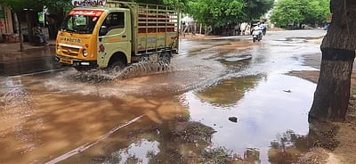 உத்தமபாளையம் அருகே
உடைந்த குடிநீா் குழாயை சீரமைக்கக் கோரிக்கை