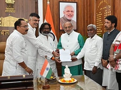 ஆட்சி அமைக்க உரிமை கோரினார் ஹேமந்த் சோரன்!