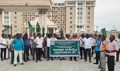 ஊரக வளா்ச்சித் துறை அலுவலா்கள் கவன ஈா்ப்பு ஆா்ப்பாட்டம்