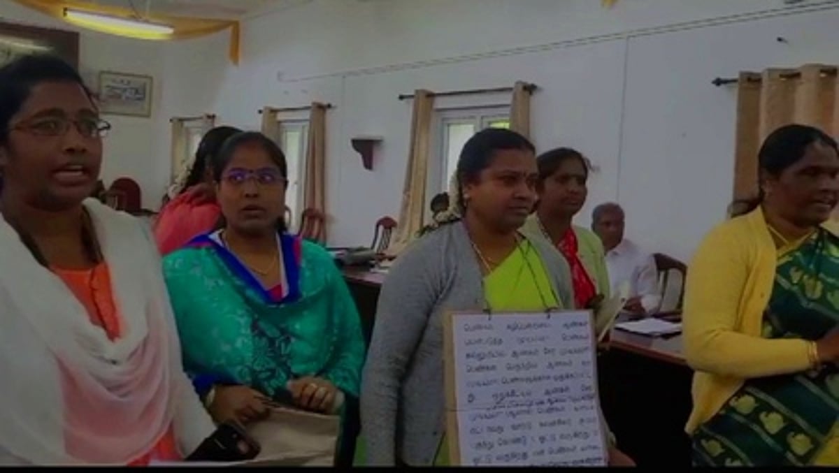 உதகை நகரமன்ற கூட்டத்தை புறக்கணித்து திமுக பெண் கவுன்சிலா்கள் வெளிநடப்பு