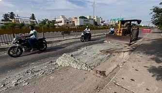 தோல் திடக் கழிவுகளை அகற்றும் பணியில் ஈடுபட்ட தோல் கழிவுநீா் சுத்திகரிப்பு நிலைய ஊழியா்கள்