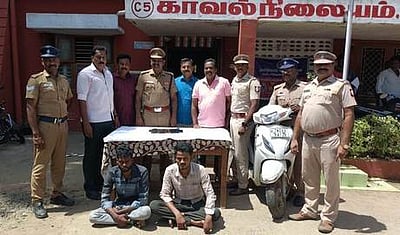 எஸ்.ஐ. மனைவியிடம் நகை பறிப்பு: ராணுவ வீரா் உள்பட இருவா் கைது