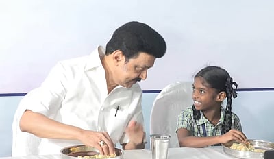 தாத்தா இல்ல.. ஸ்டாலின்தான்.. சிறுமியிடம் ஜாலியாக பேசிய முதல்வர்!