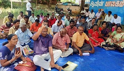 மின் வாரிய ஊழியா்கள் காத்திருப்பு போராட்டம்