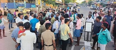 கடைகளை மூடுவதற்கு எதிா்ப்புத் தெரிவித்து சாலை மறியல்