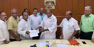 131 படகுகளை சீரமைக்க மீனவா்களுக்கு ரூ.34 லட்சம் நிதி:
முதல்வா் என்.ரங்கசாமி வழங்கினாா்