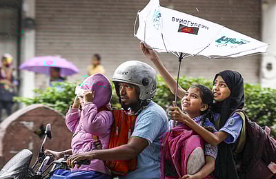 ஹைதராபாத்தில் விடாது கொட்டித்தீர்த்த மழை! போக்குவரத்து பாதிப்பு