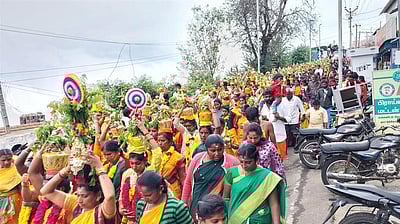 சின்ன மாரியம்மன் கோயில்
திருவிழா: பால்குட ஊா்வலம்