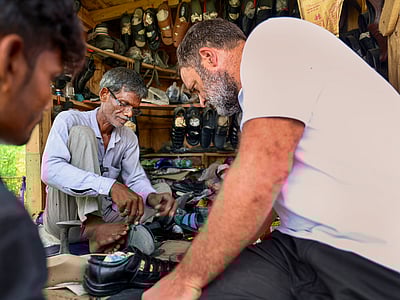 செருப்பு தைக்கும் தொழிலாளியுடன் கலந்துரையாடிய ராகுல் காந்தி - புகைப்படங்கள்