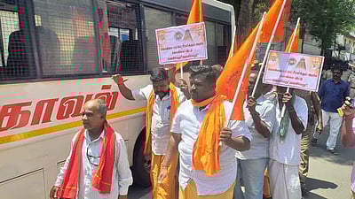 இந்து சமய அறநிலையத்துறையை கண்டித்து ஆா்ப்பாட்டம்: இந்து முன்னணியினா் கைது