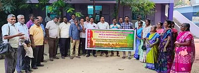 தொடக்கக் கல்வி ஆசிரியா்கள் ஆா்ப்பாட்டம்