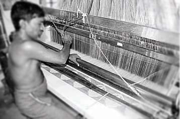 வீடு கட்டும் திட்டத்திற்கு அரசின் நிதி தாமதம் -கட்டுமானப் பணியைத் தொடர முடியாமல் தவிக்கும் நெசவாளா்கள்