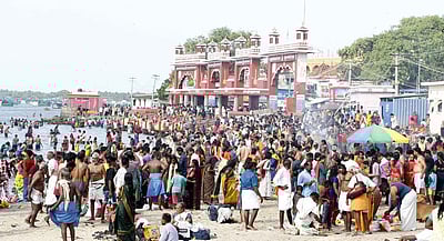 ஆனி மாத அமாவாசை: ராமேசுவரம்  கடலில் புனித நீராடிய பக்தா்கள்