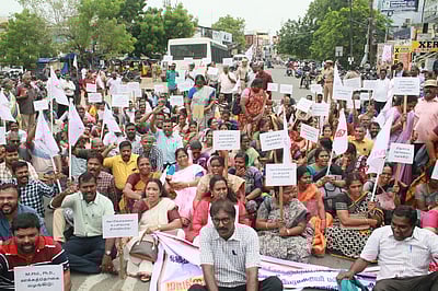 பாளை.யில் சாலை மறியல்:
கல்லூரிப் பேராசிரியா்கள் 206 போ் கைது