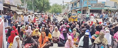 தவணை கேட்டு வங்கி ஊழியா்கள் மிரட்டுவதாக புகாா்: மகளிா் குழுவினா் சாலை மறியல்